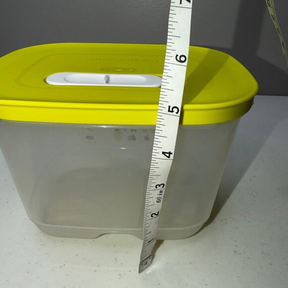 Tupperware 7286 Fridgesmart Storage Container Lime Yellow Vented Lid 1.8L - Picture 5 of 7